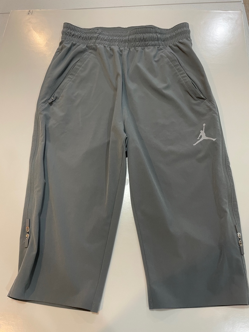 Jordan Men’s Gray Jogger Sweatpants with Jumpman Logo
